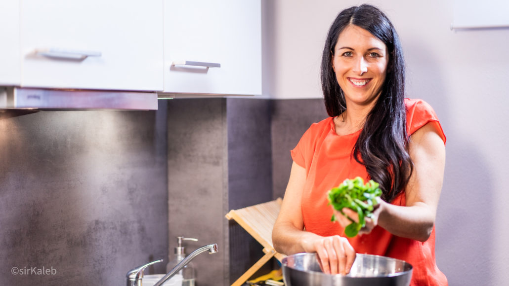 Ernährungsexpertin Sonja Kurras zeigt frischen Feldsalat
